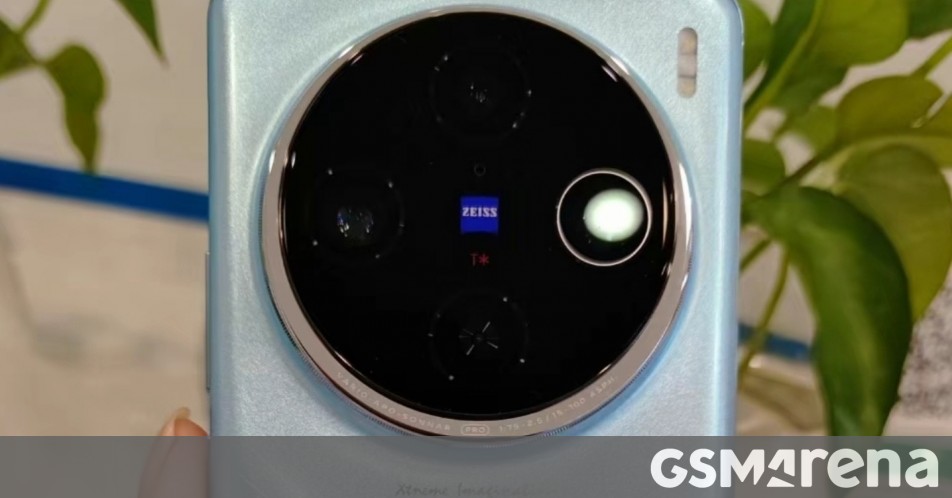 vivo X100 shows up in a live photo